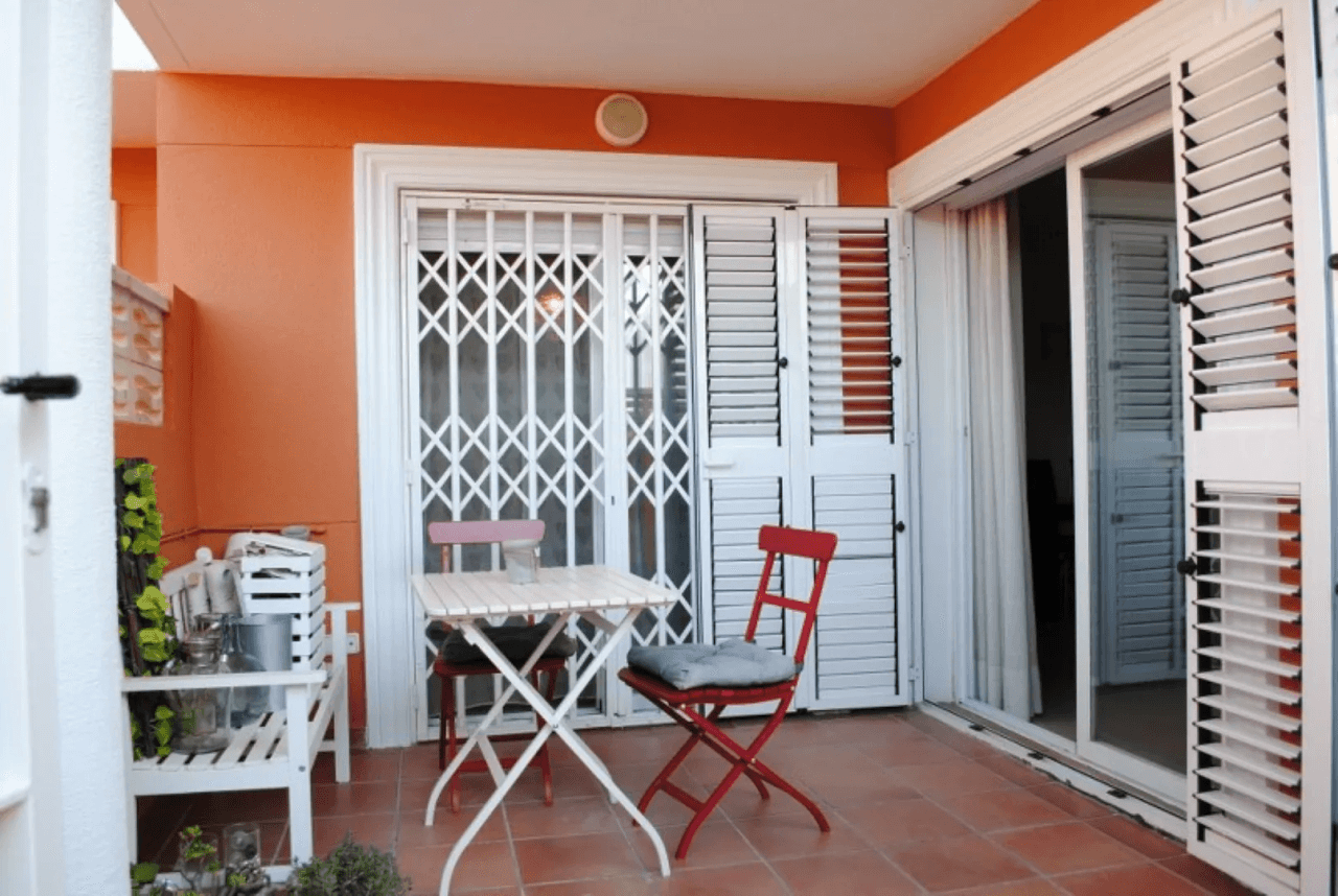 Apartamento en Denia en planta baja de 2 dormitorios y terraza privada en venta