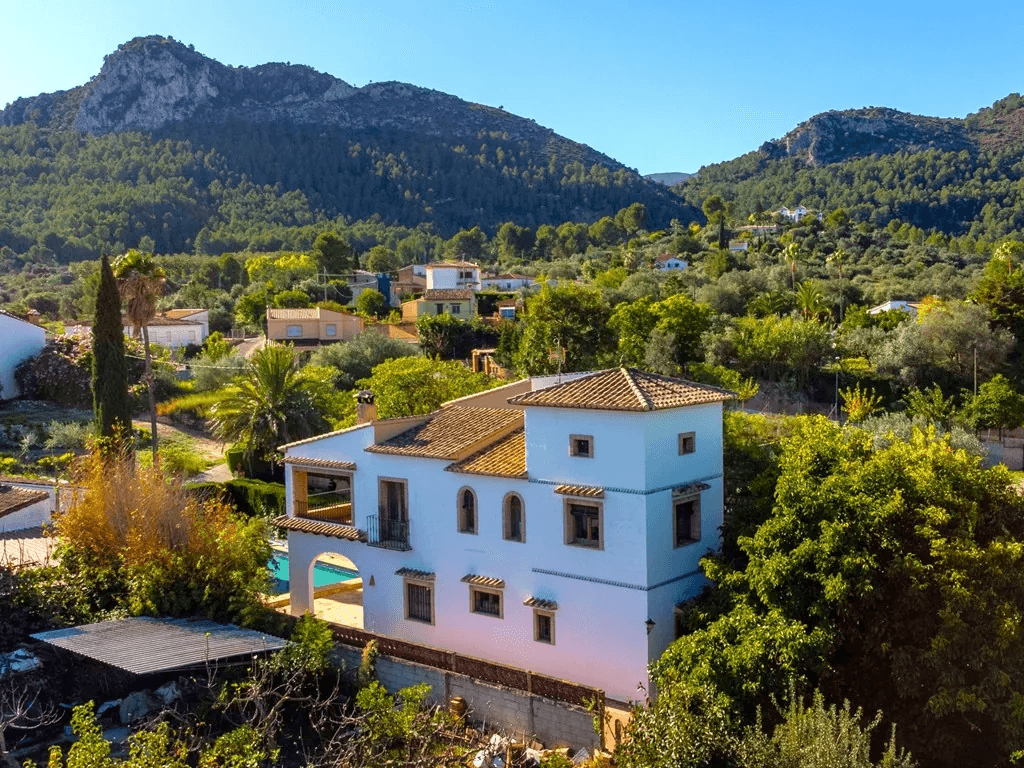 Villa familiar con piscina en venta en Orba