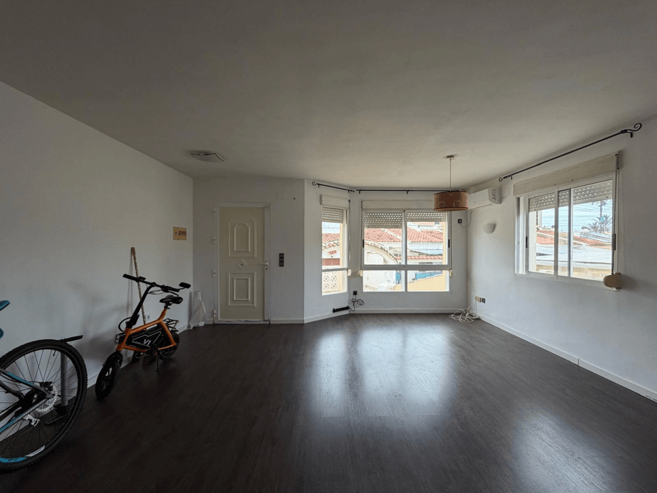 VENTA ADOSADO 3 DORMITORIOS EN PRIMERA LINEA
