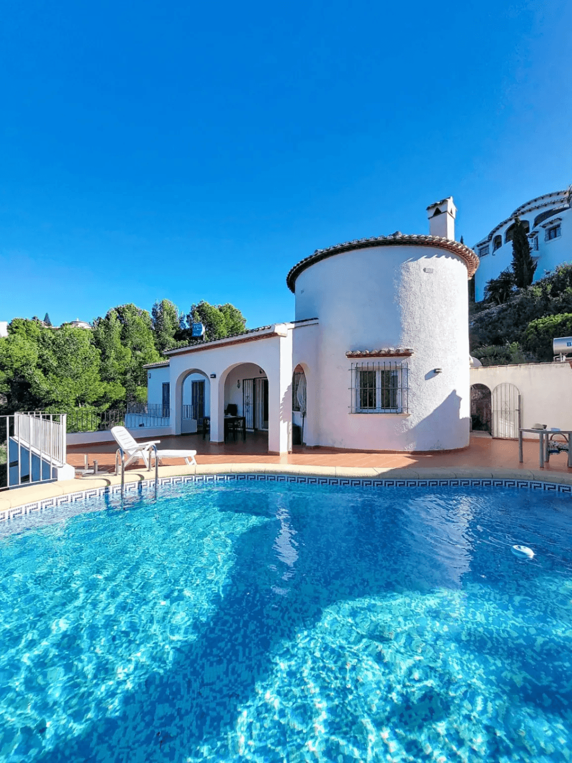 Villa con piscina y vistas abiertas en Monte Pego