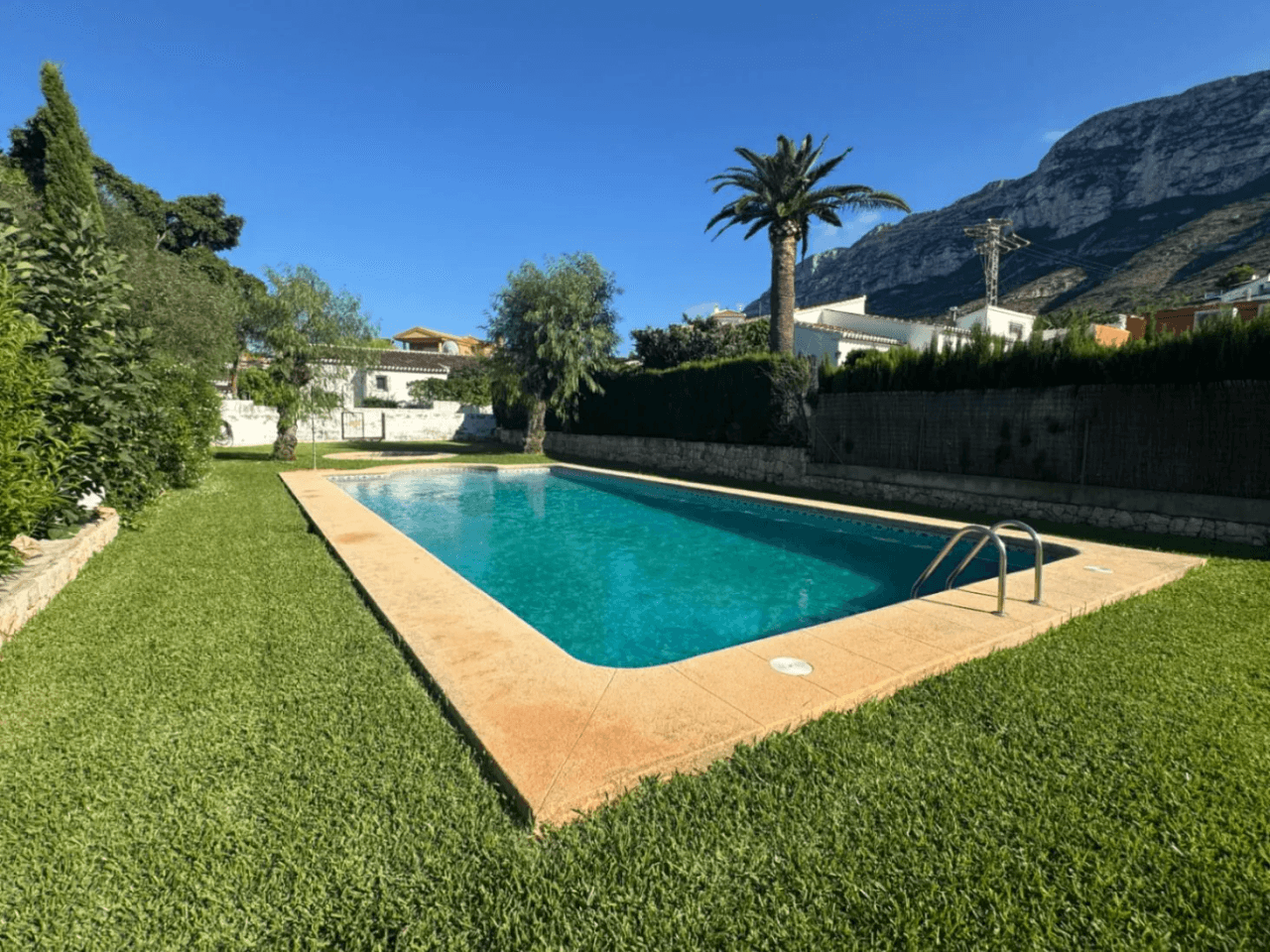 Chalet en venta en Denia, El Montgó: 3 dormitorios + altillo y piscina.