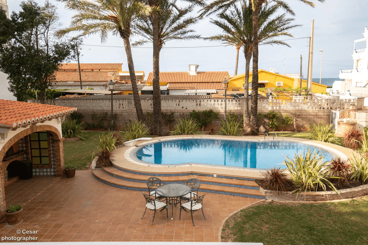 Chalet en venta en Primera Línea Marinas, Denia: 6 habitaciones, piscina privada.