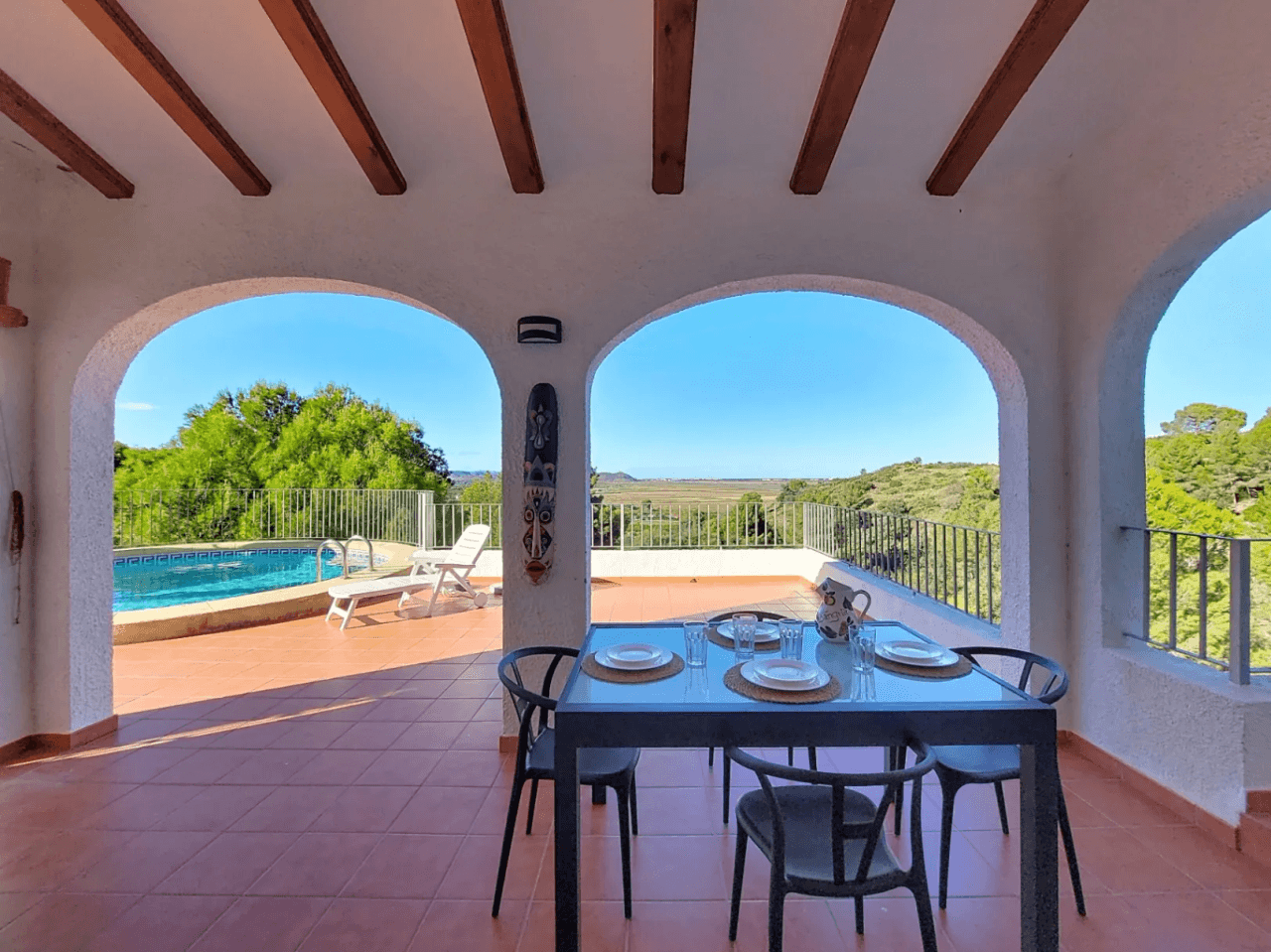 Villa con piscina y vistas abiertas en Monte Pego