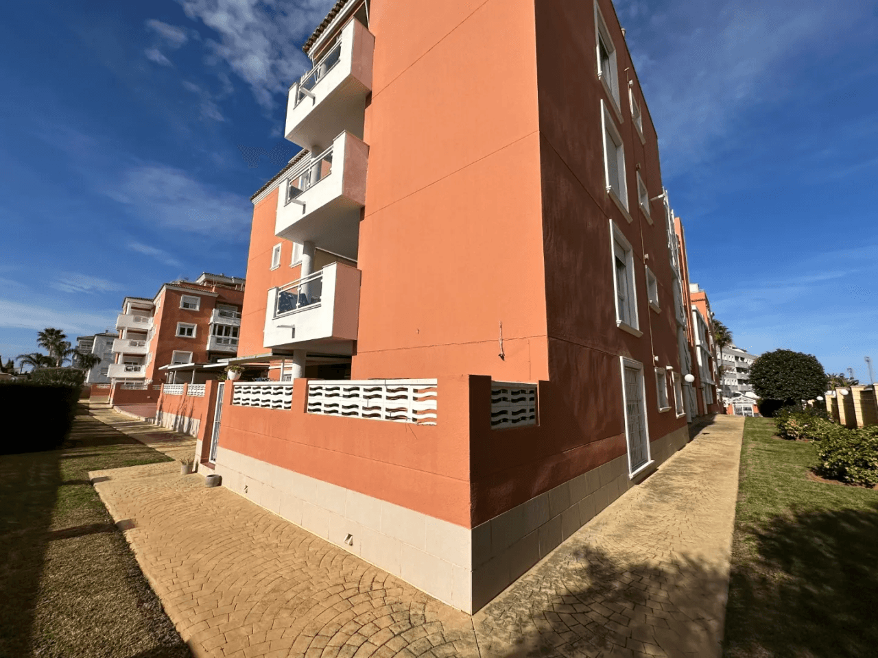 Apartamento en Denia en planta baja de 2 dormitorios y terraza privada en venta