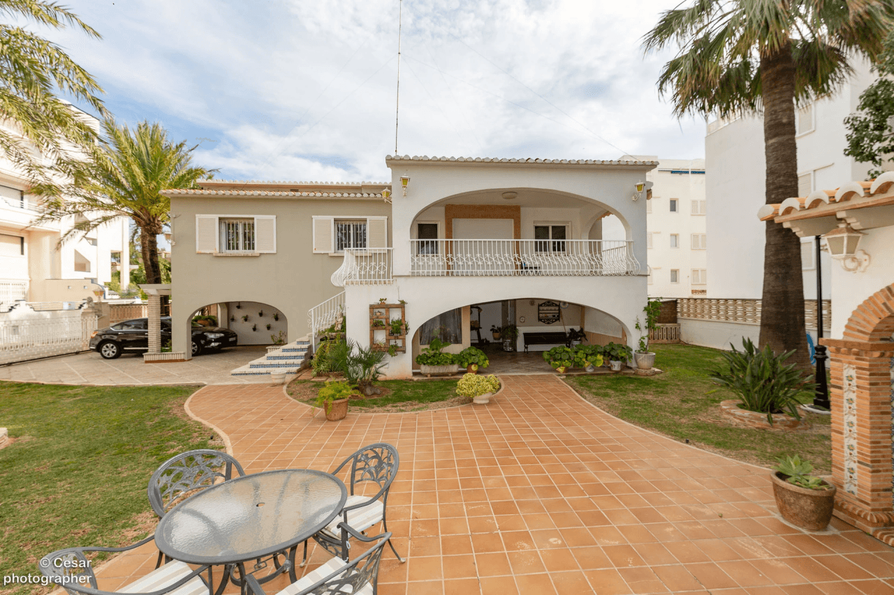 Chalet en venta en Primera Línea Marinas, Denia: 6 habitaciones, piscina privada.