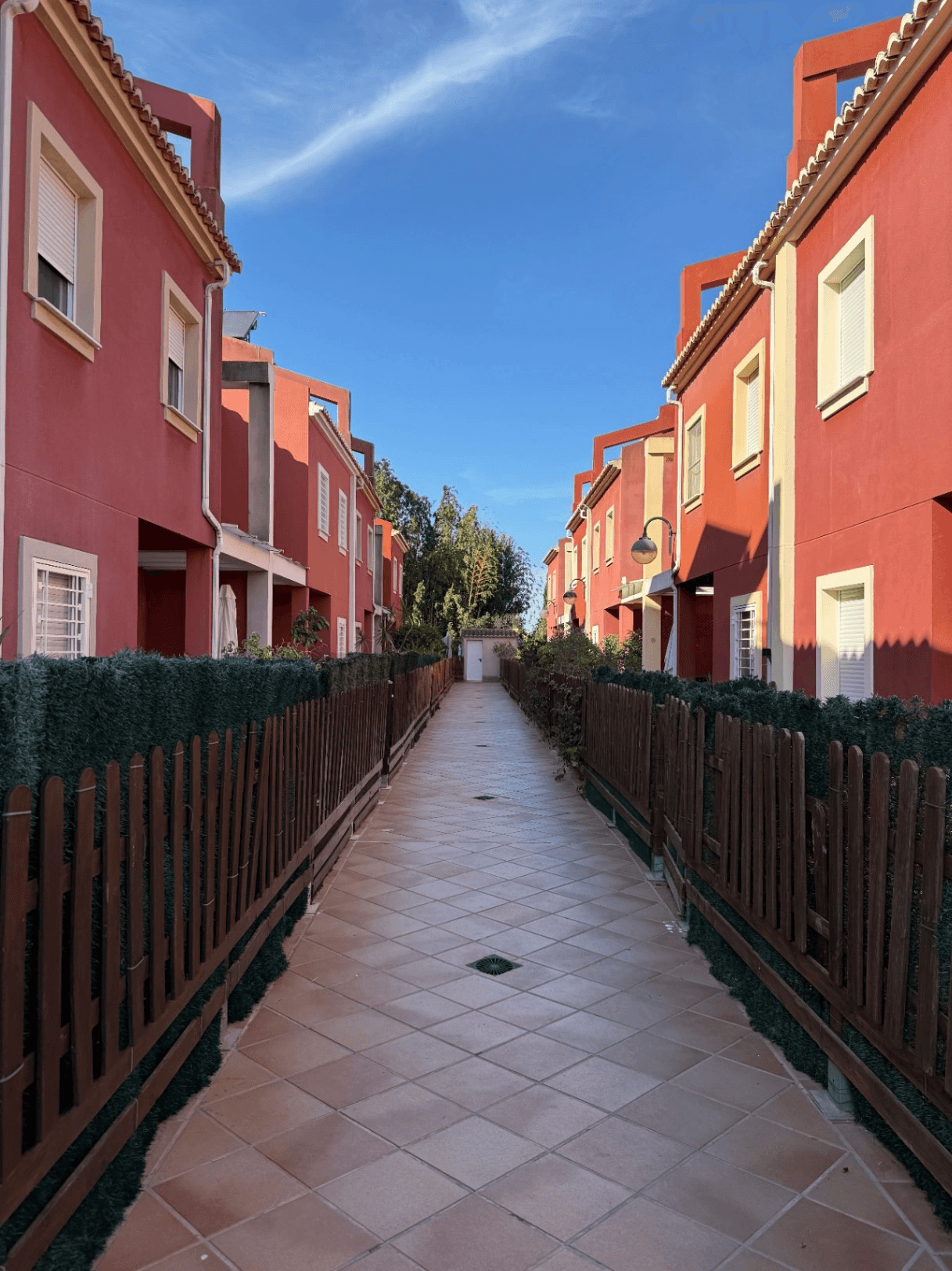 Bungalow entre Gandía y Oliva en venta con 3 habitaciones y jardín en estilo Mediterráneo