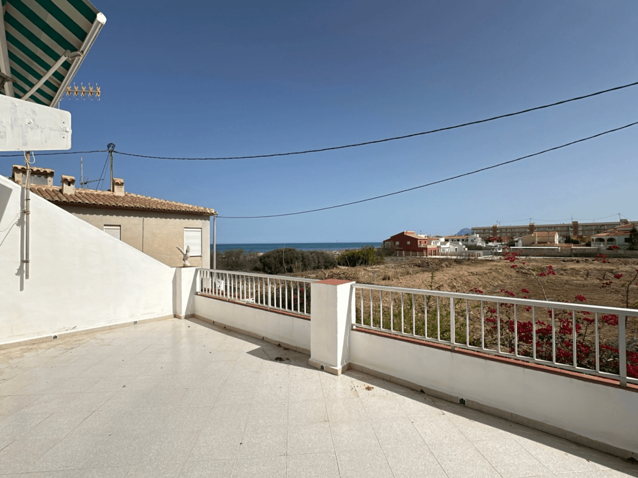 Adosado XXL con vistas al mar y cocina de verano, chemenea a 50m de la playa de arena fina Deveses (Denia)