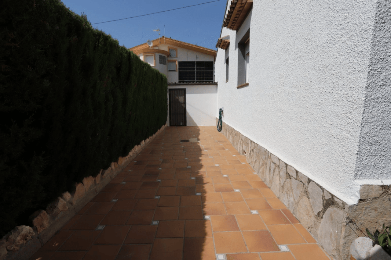 Villa unifamiliar bien cuidada en Els Poblets – Ubicación privilegiada frente a un bonito parque