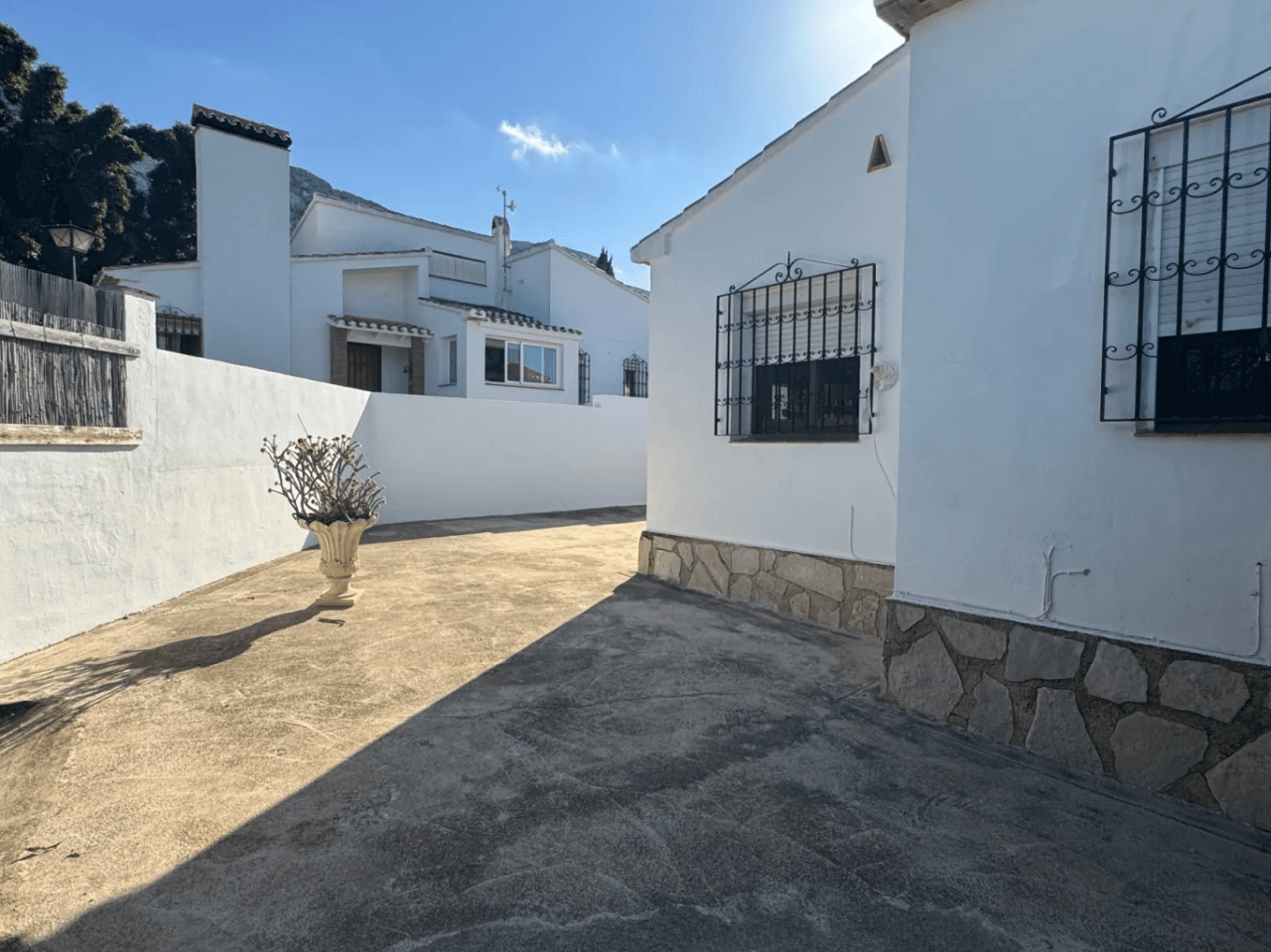 Chalet en venta en Denia, El Montgó: 3 dormitorios + altillo y piscina.