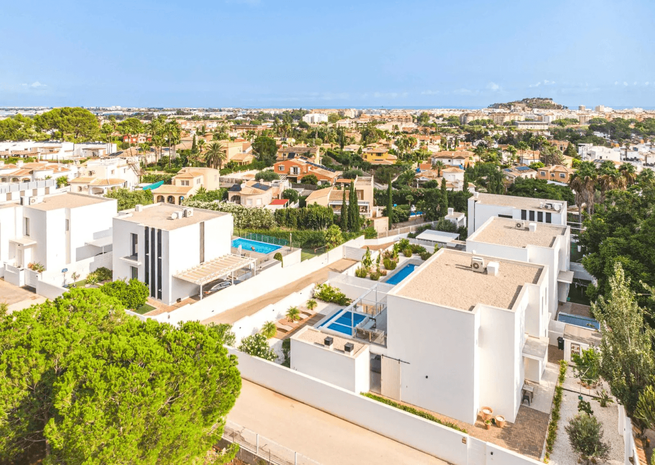 Villa moderna con vistas al mar y montaña en Denia