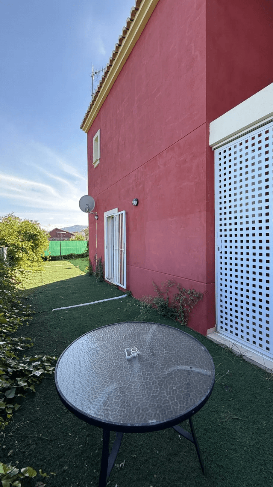 Bungalow entre Gandía y Oliva en venta con 3 habitaciones y jardín en estilo Mediterráneo