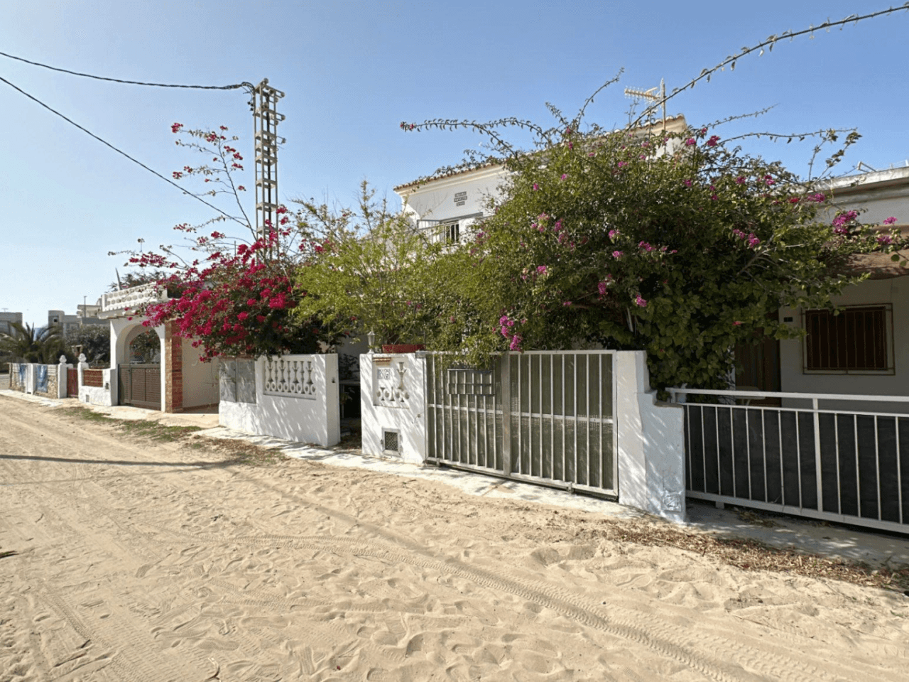 Adosado XXL con vistas al mar y cocina de verano, chemenea a 50m de la playa de arena fina Deveses (Denia)