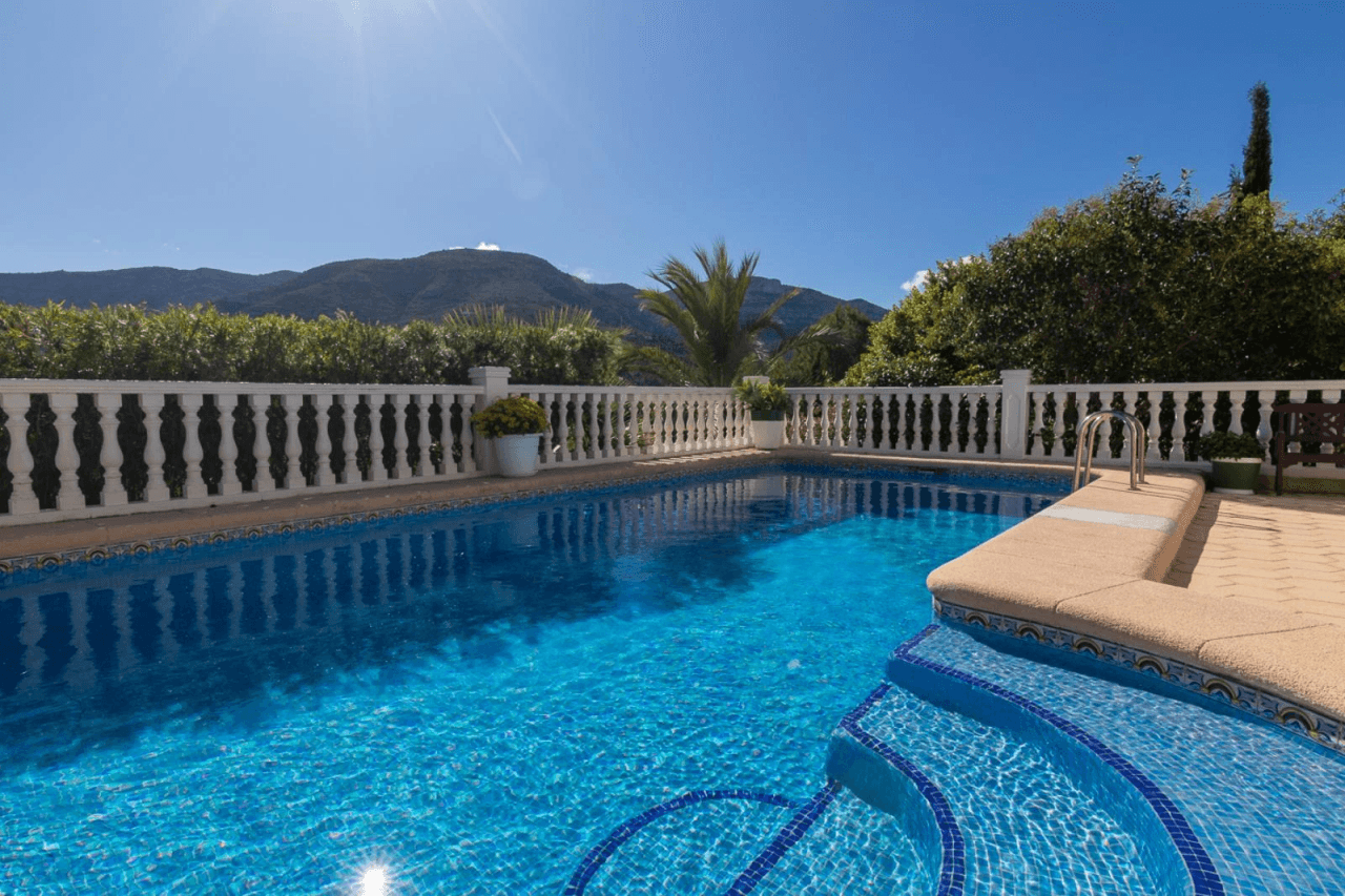 Villa con piscina y vistas a la montaña - Benigembla