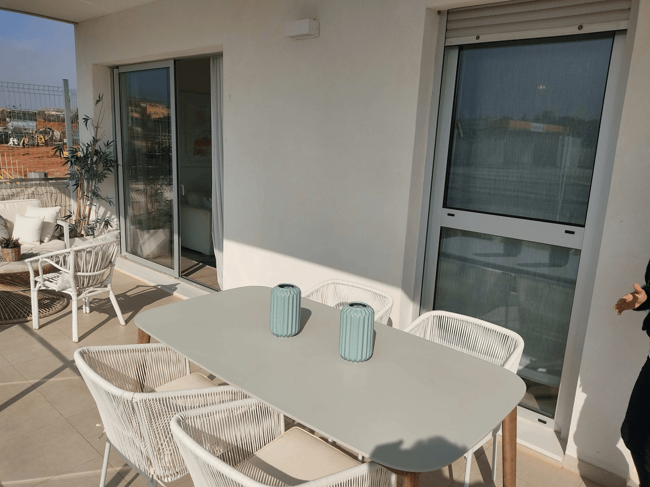 Apartamentos de lujo de 2 D/2B a poco distancia de la playa y la Marina.