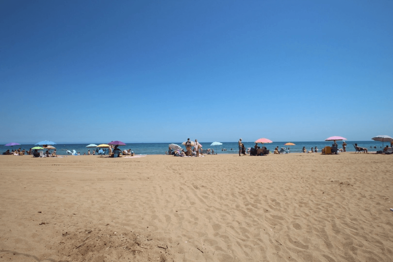Apartamento en venta en Denia, Primera Línea Playa con vistas al mar, 2 dormitorios.