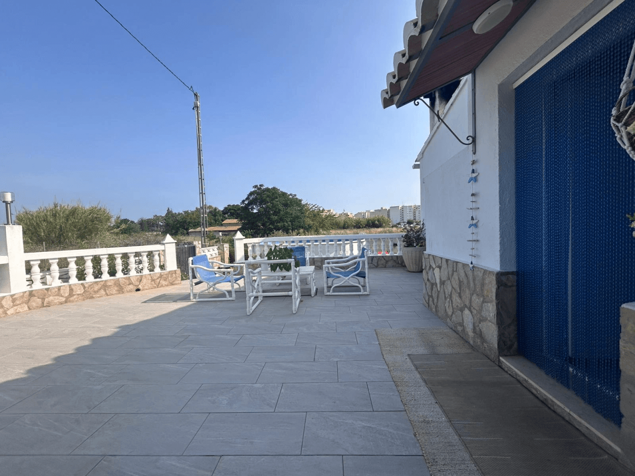 Chalet situado junto al casco urbano de Dénia, muy cómodo.