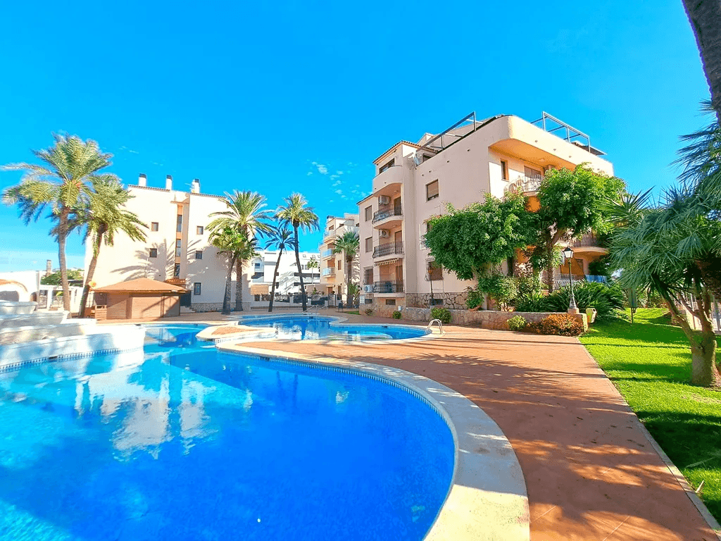 Ático con gran terraza y piscina para comprar en Dénia playa