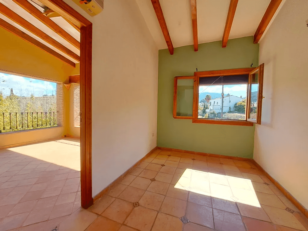 Villa familiar con piscina en venta en Orba