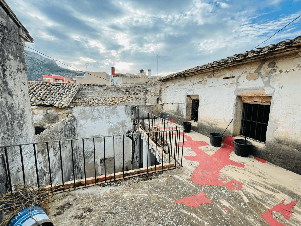 Vergel. Casa de pueblo grande con muchas posibilidades en venta