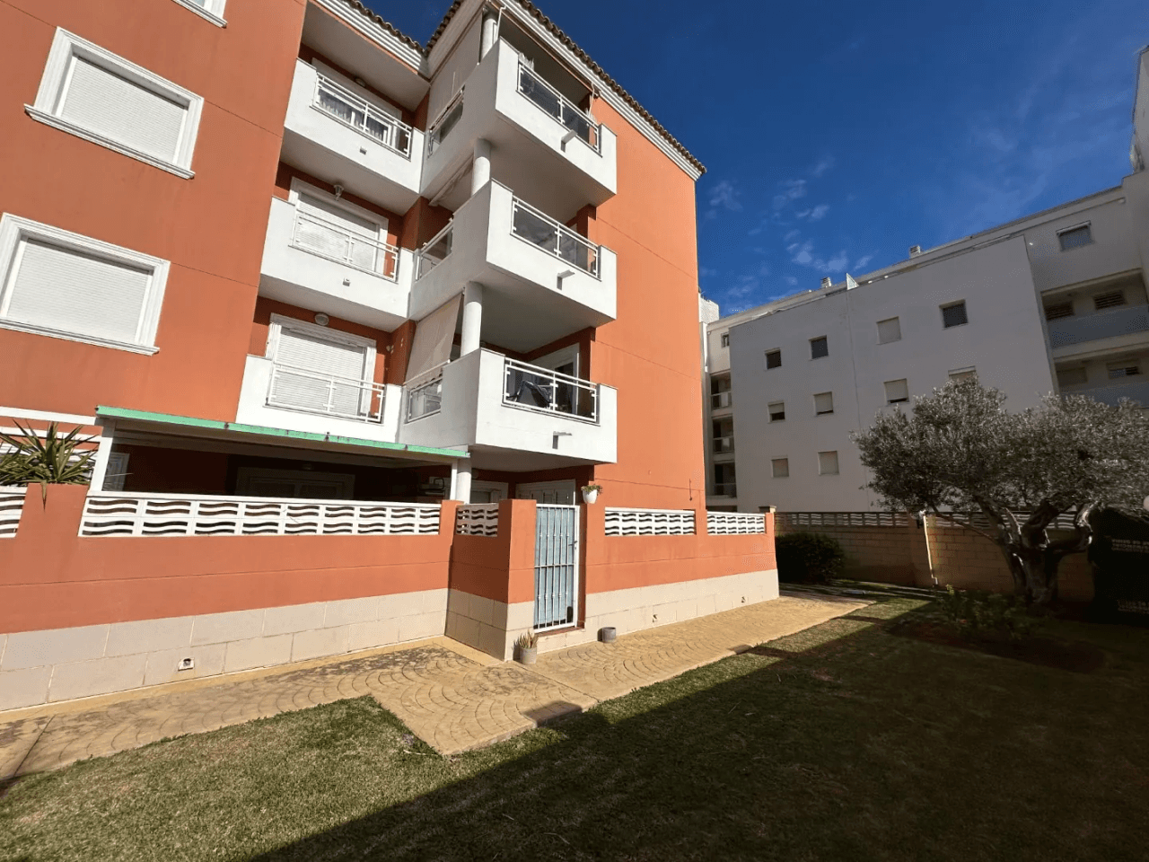 Apartamento en Denia en planta baja de 2 dormitorios y terraza privada en venta