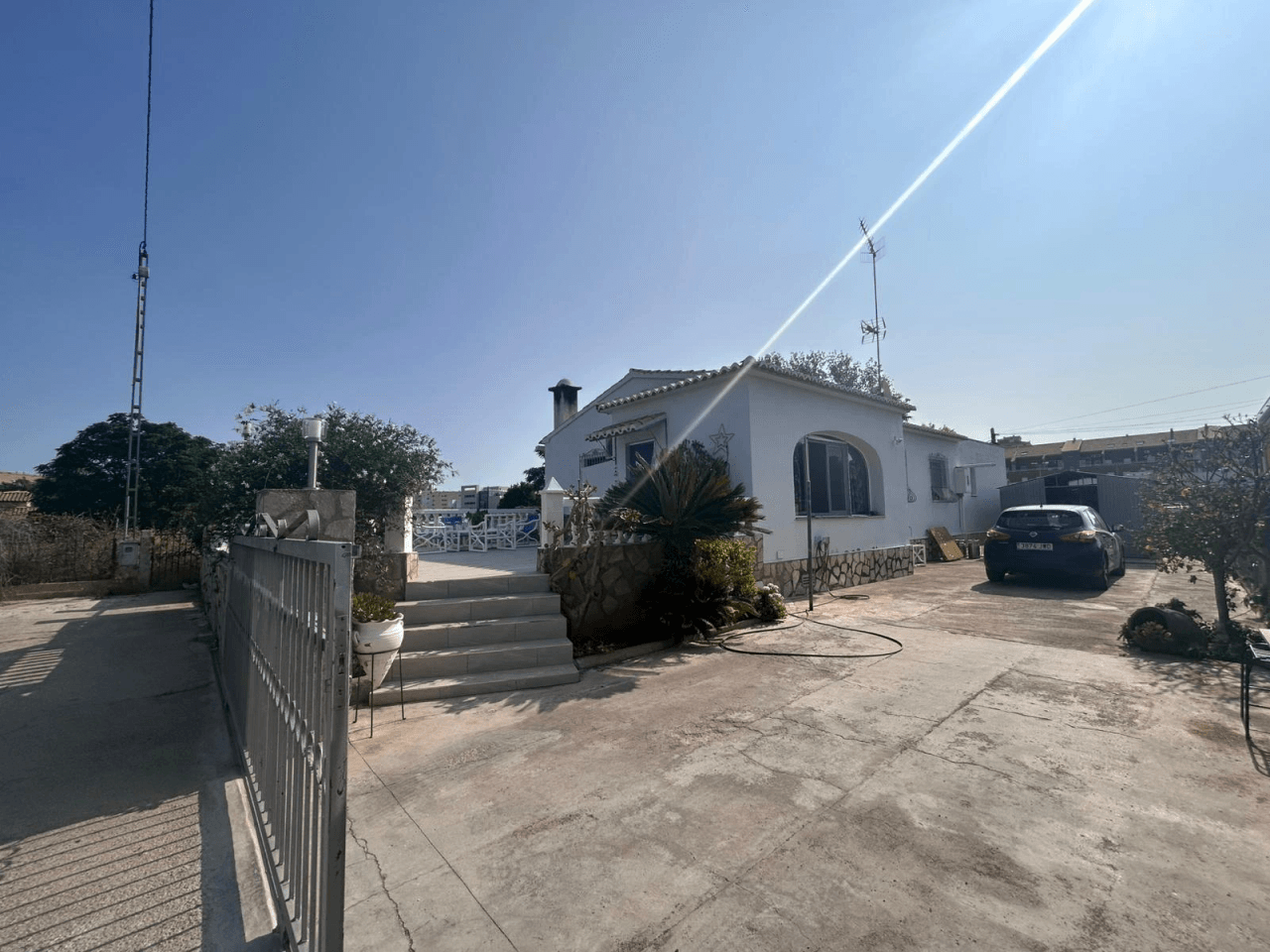 Chalet situado junto al casco urbano de Dénia, muy cómodo.