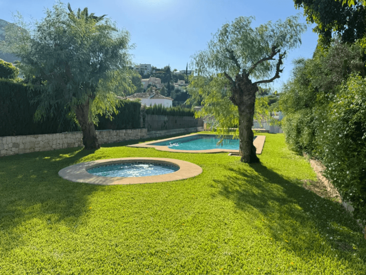 Chalet en venta en Denia, El Montgó: 3 dormitorios + altillo y piscina.