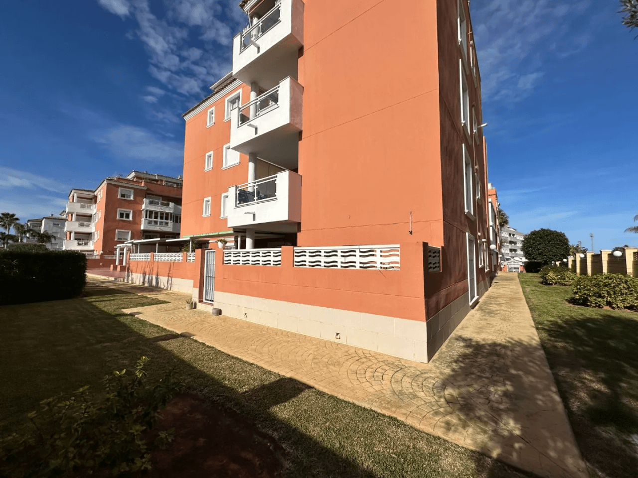 Apartamento en Denia en planta baja de 2 dormitorios y terraza privada en venta