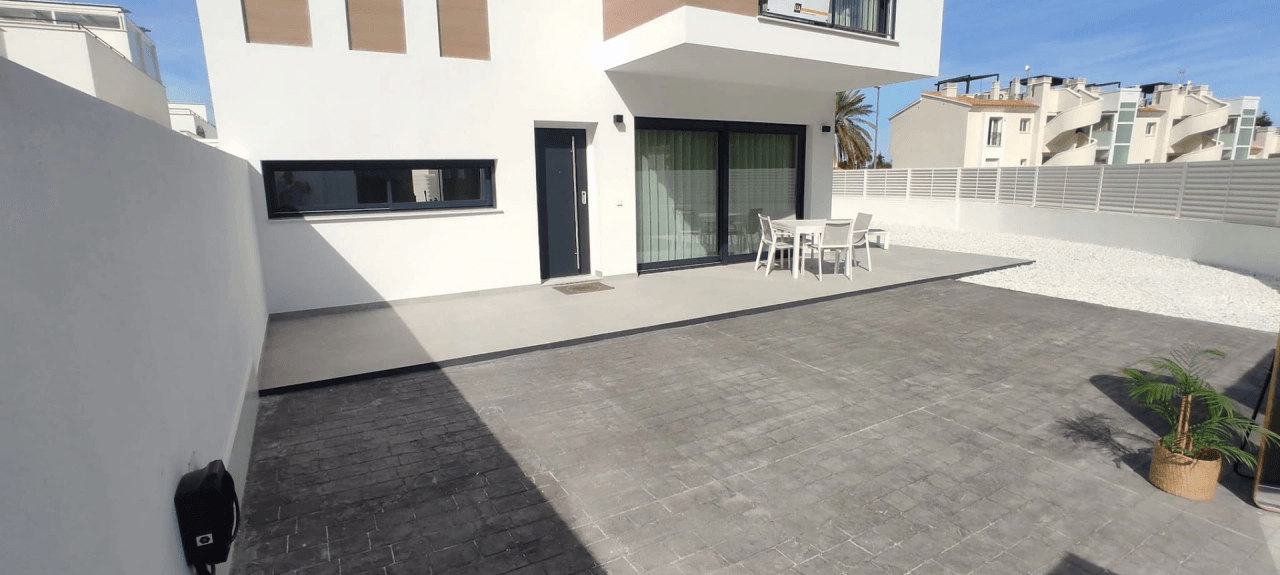 Chalet  moderno  de  nueva   construcción    listo  para entrar