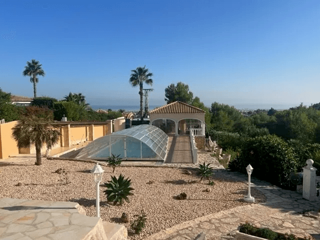 Lujoso Chalet con parcela amplia en venta en Denia