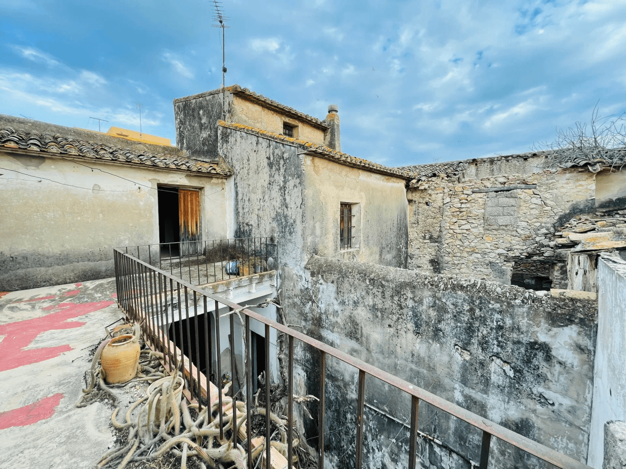 Vergel. Casa de pueblo grande con muchas posibilidades en venta