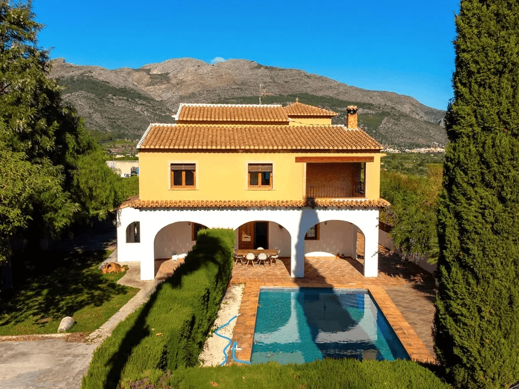 Villa familiar con piscina en venta en Orba