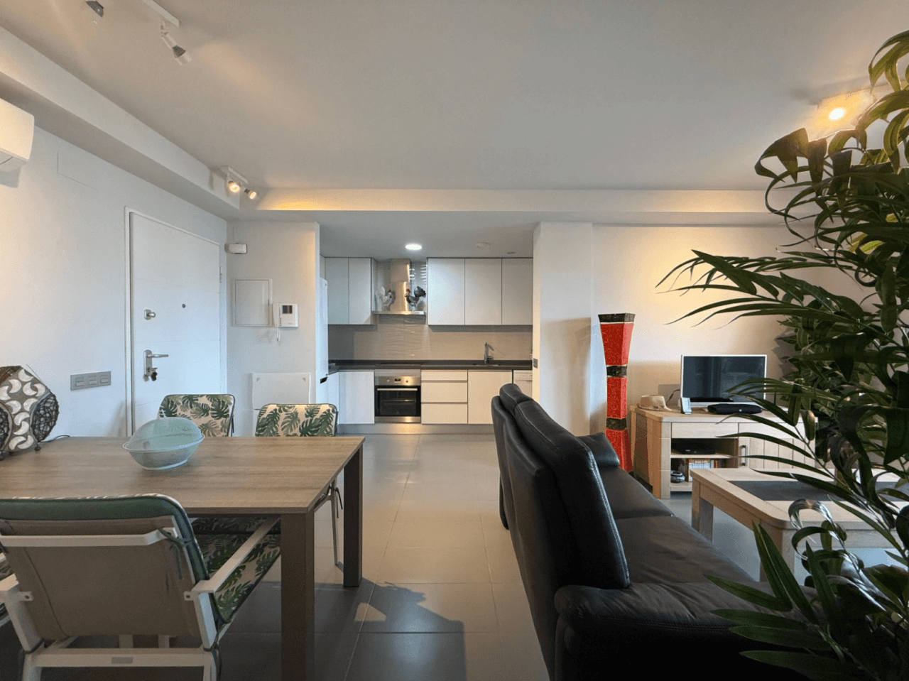 Espectacular apartamento en Denia con vistas abiertas, situado a 120m de la playa y 850m de la ciudad