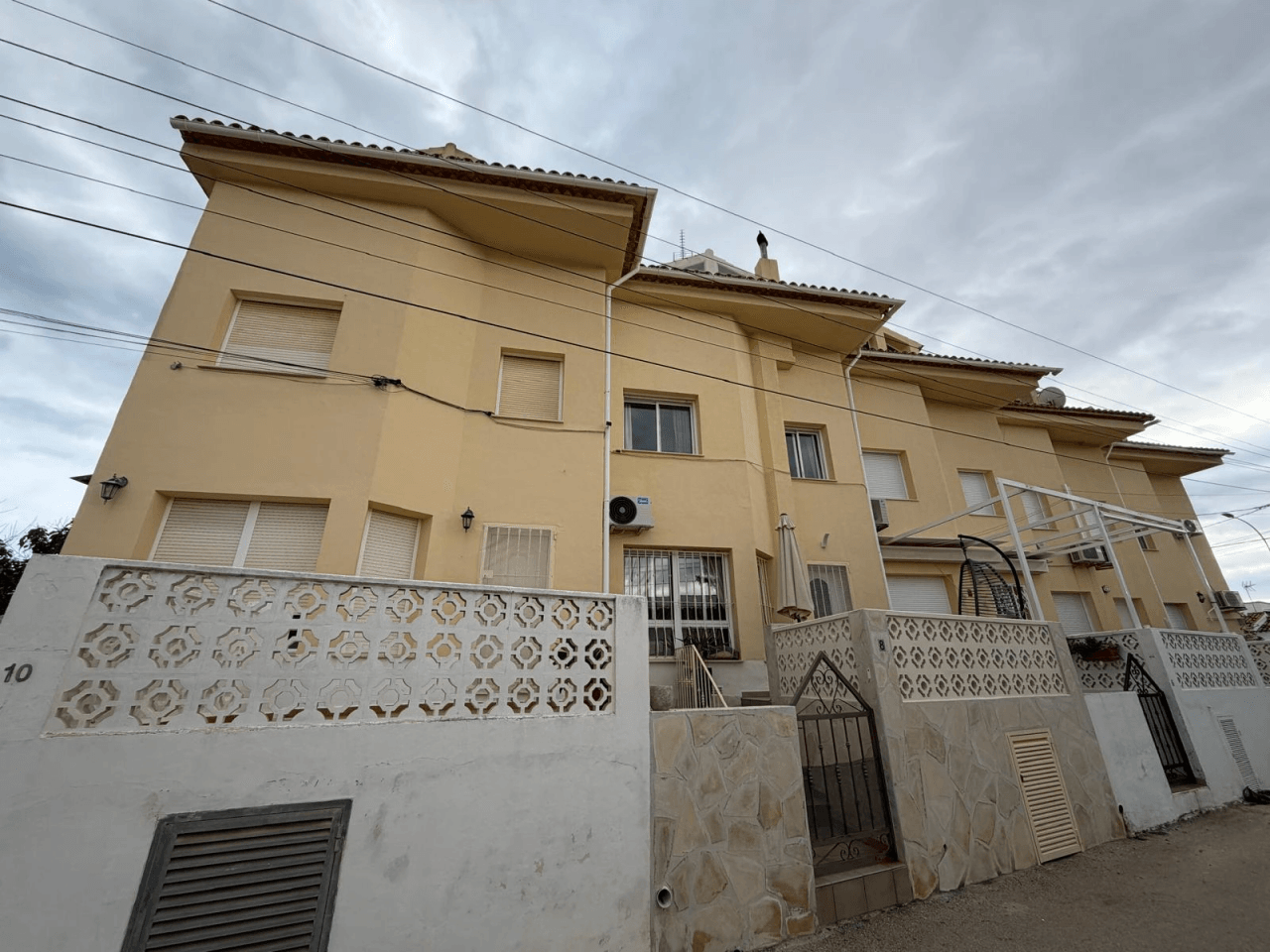 VENTA ADOSADO 3 DORMITORIOS EN PRIMERA LINEA