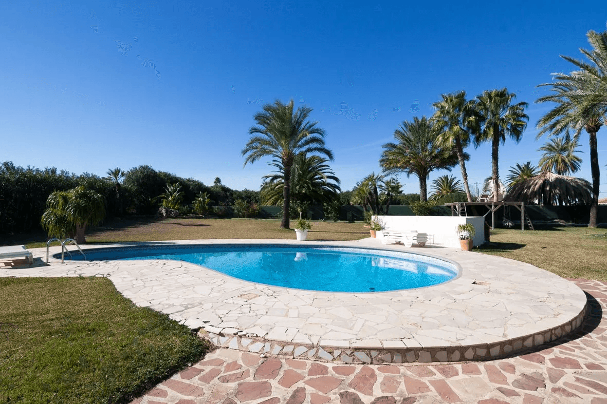 Villa mediterránea con gran parcela.