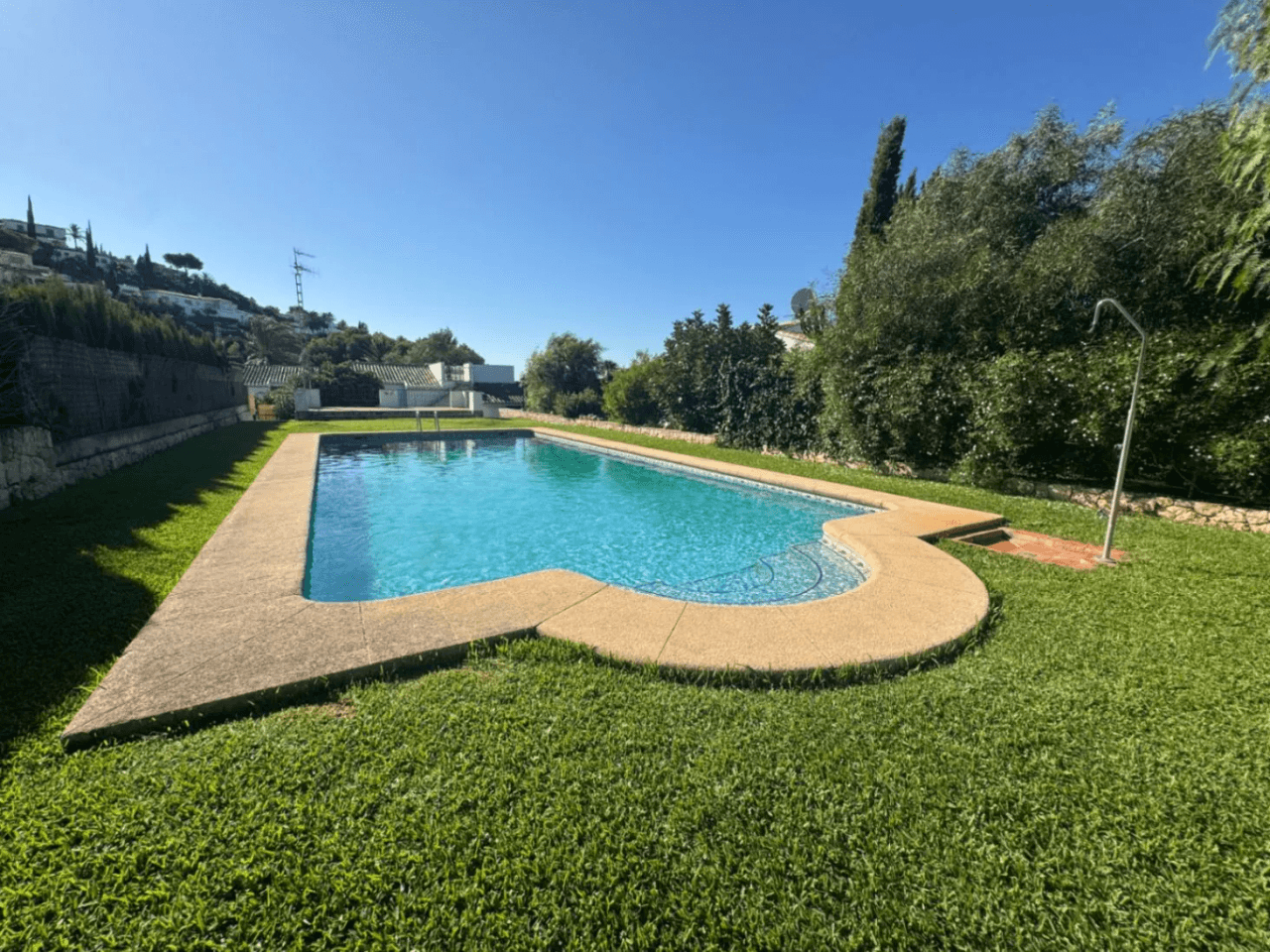 Chalet en venta en Denia, El Montgó: 3 dormitorios + altillo y piscina.