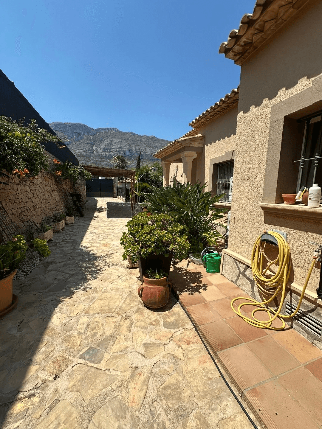 Chalet en Venta en Dénia con Vistas al Mar y la Montaña