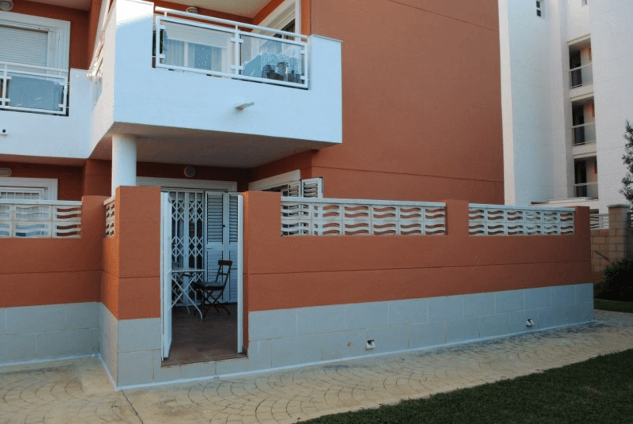 Apartamento en Denia en planta baja de 2 dormitorios y terraza privada en venta