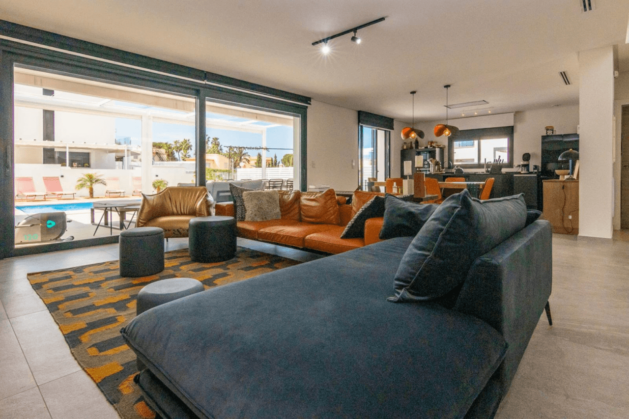 Villa moderna con vistas al mar y montaña en Denia