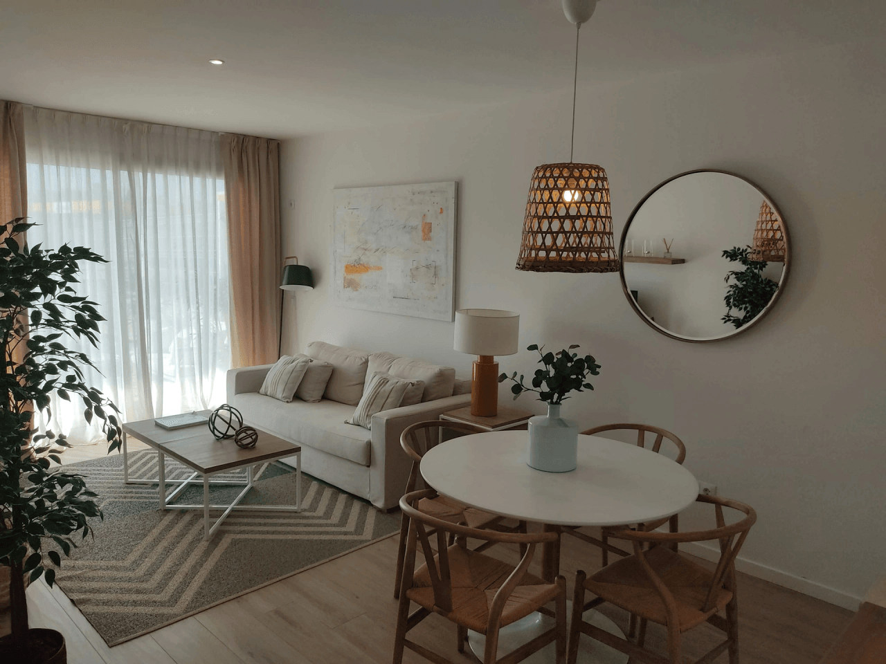 Apartamentos de lujo de 2 D/2B a poco distancia de la playa y la Marina.