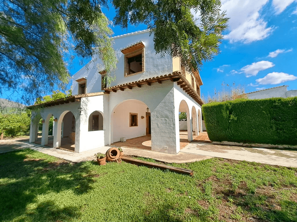 Villa familiar con piscina en venta en Orba