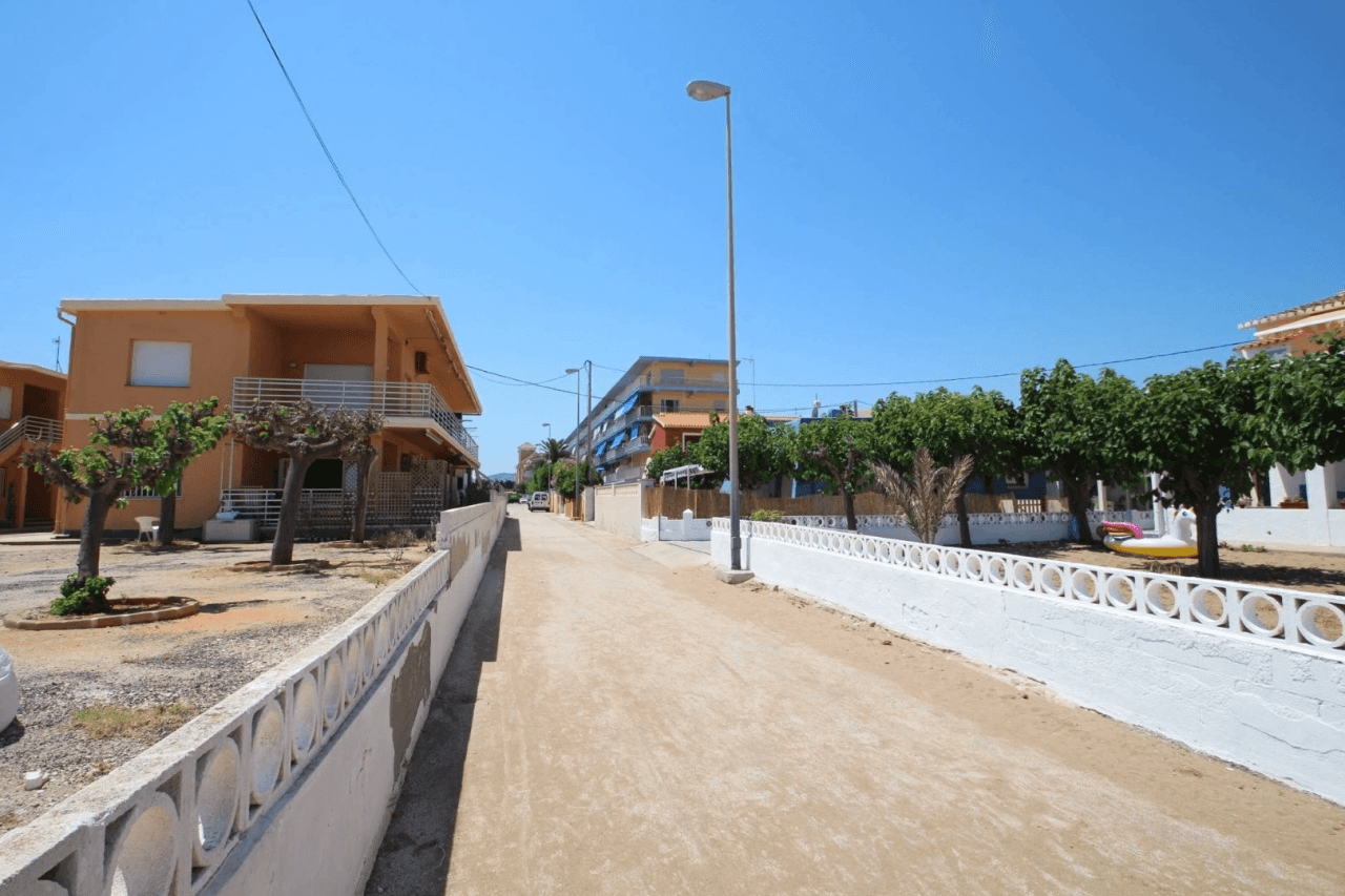Apartamento en venta en Denia, Primera Línea Playa con vistas al mar, 2 dormitorios.