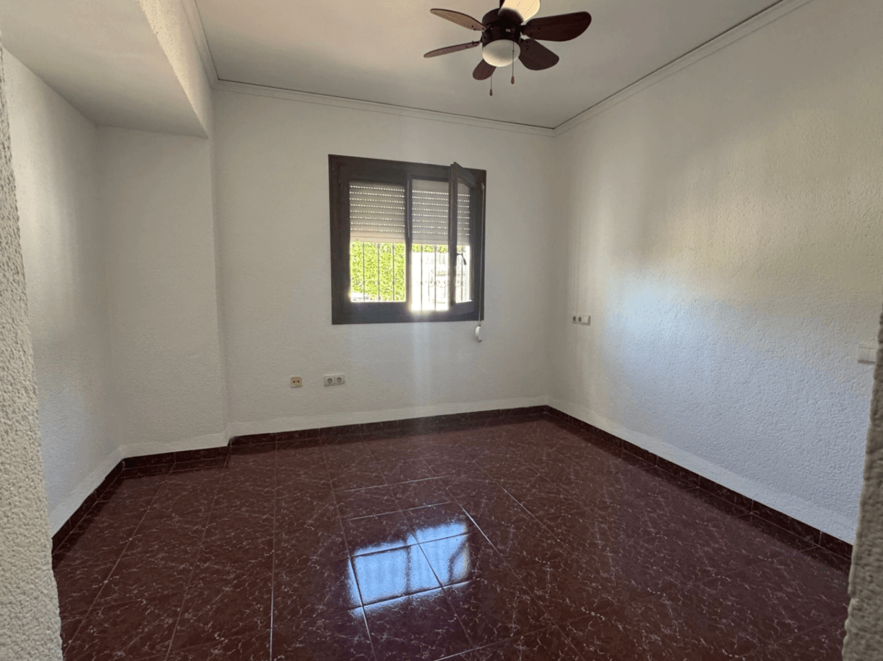 Chalet en venta en Denia, El Montgó: 3 dormitorios + altillo y piscina.