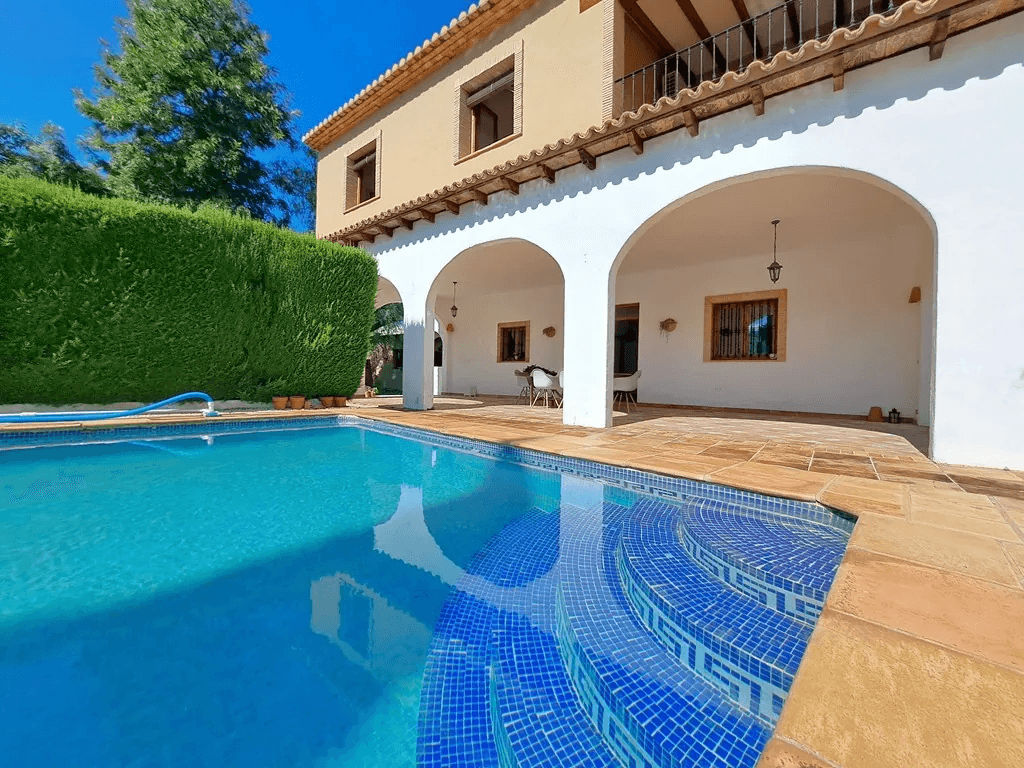 Villa familiar con piscina en venta en Orba