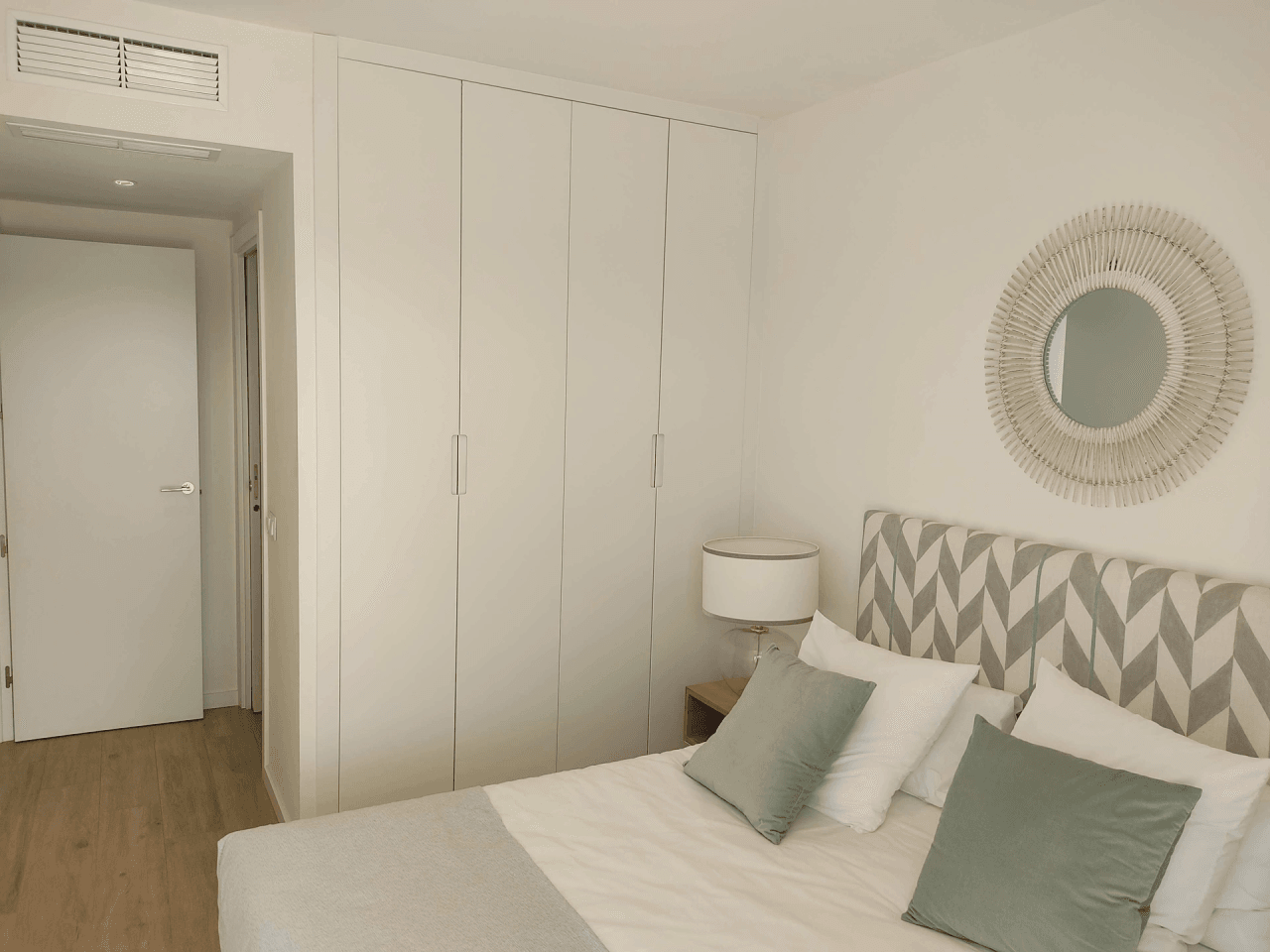 Apartamentos de lujo de 2 D/2B a poco distancia de la playa y la Marina.