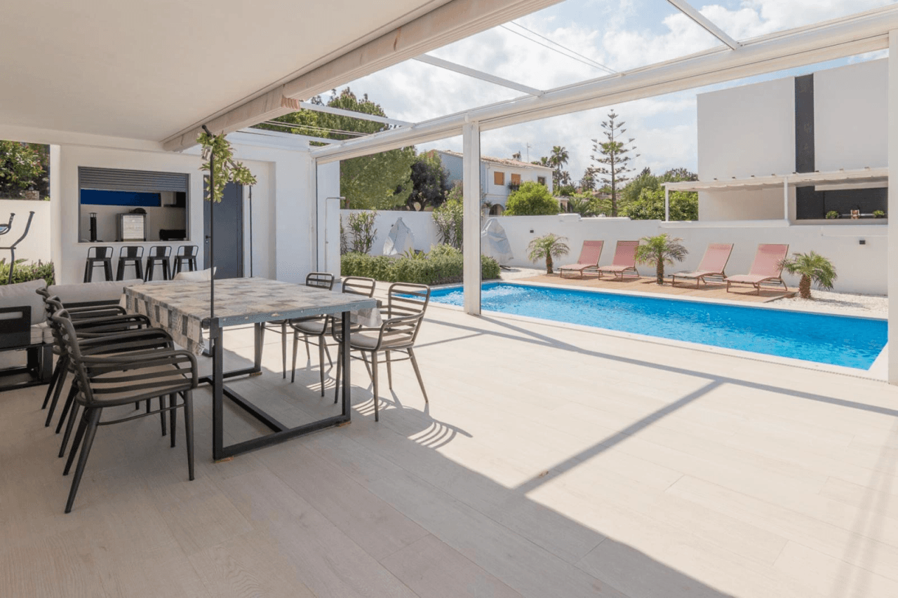 Villa moderna con vistas al mar y montaña en Denia
