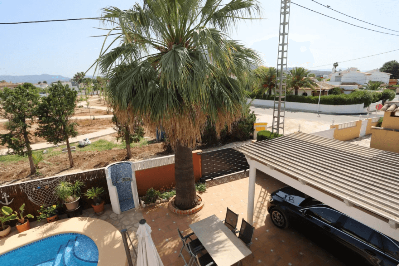 Villa unifamiliar bien cuidada en Els Poblets – Ubicación privilegiada frente a un bonito parque