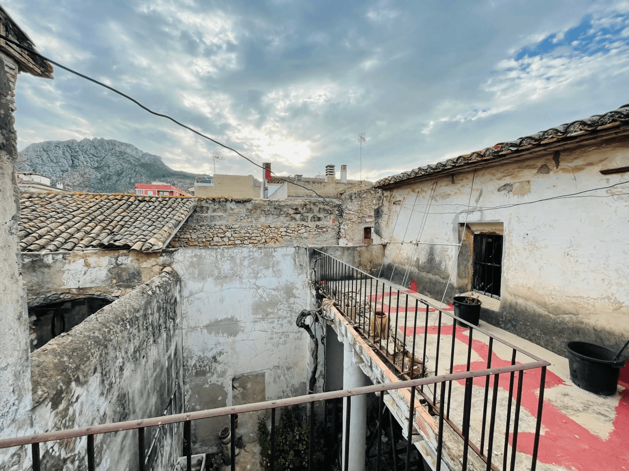 Vergel. Casa de pueblo grande con muchas posibilidades en venta
