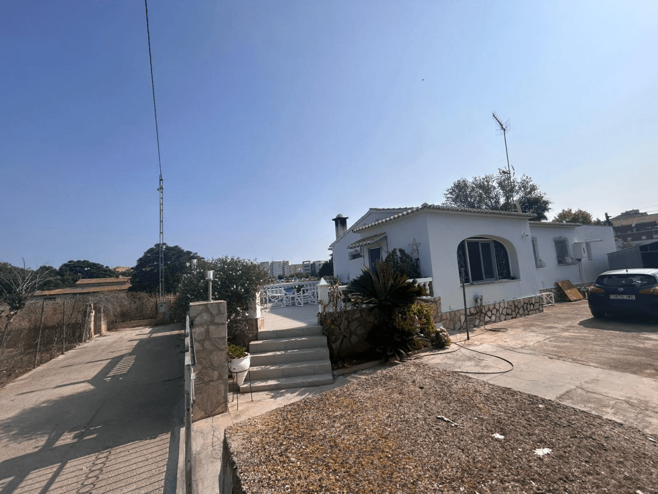 Chalet situado junto al casco urbano de Dénia, muy cómodo.