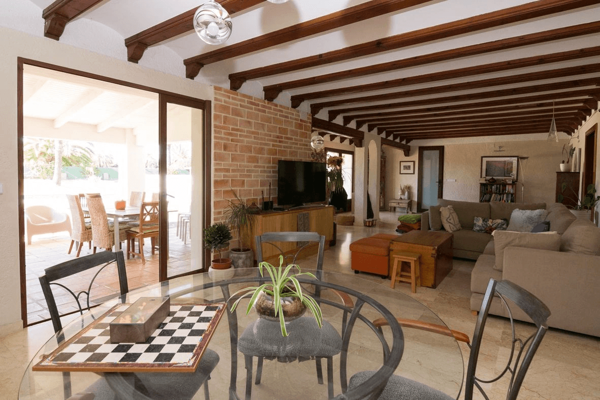 Villa mediterránea con gran parcela.