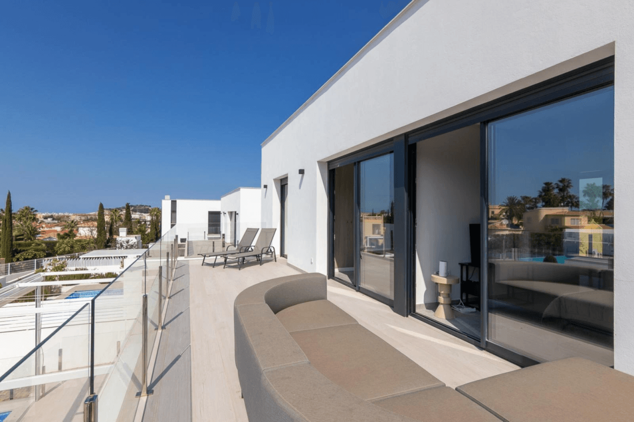 Villa moderna con vistas al mar y montaña en Denia